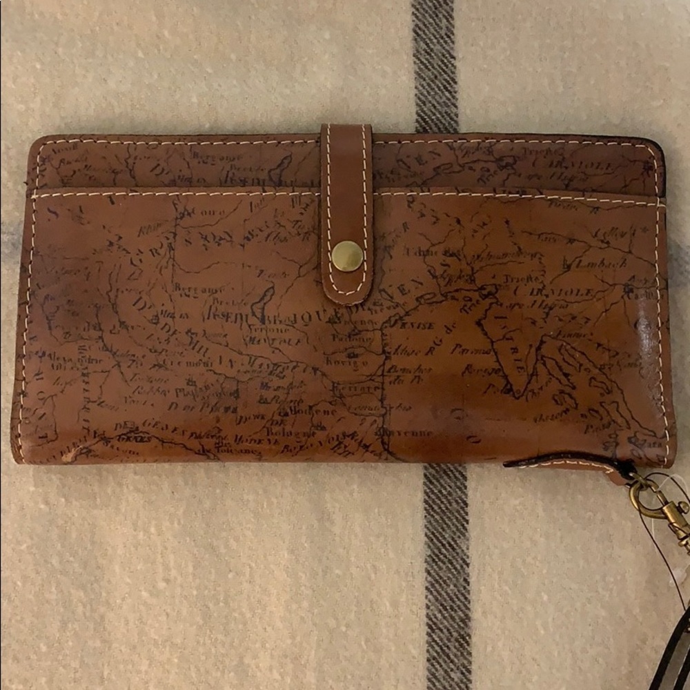 NWT: Map Wallet/Billfold (Patricia Nash)
